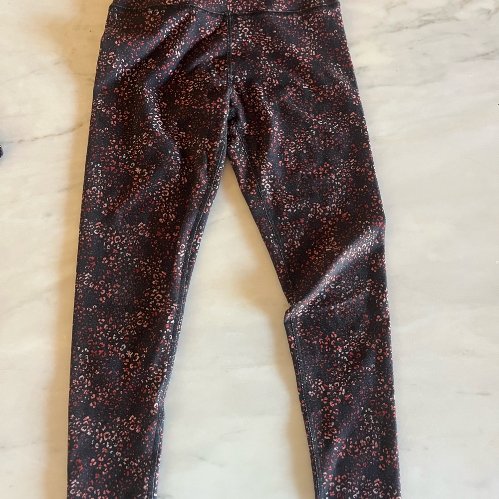 SET Beyond Yoga. Black Leggings and matching sports bra.
